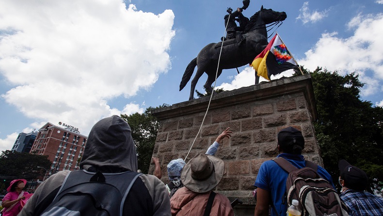 Demonstran Negara Ini Coba Robohkan Patung Columbus Berusia 125 Tahun, Kenapa?
