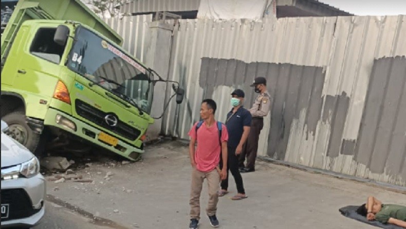 Truk Bermuatan Galon Terjebak di Saluran Air Kedoya Selatan, Lalin Sempat Tersendat
