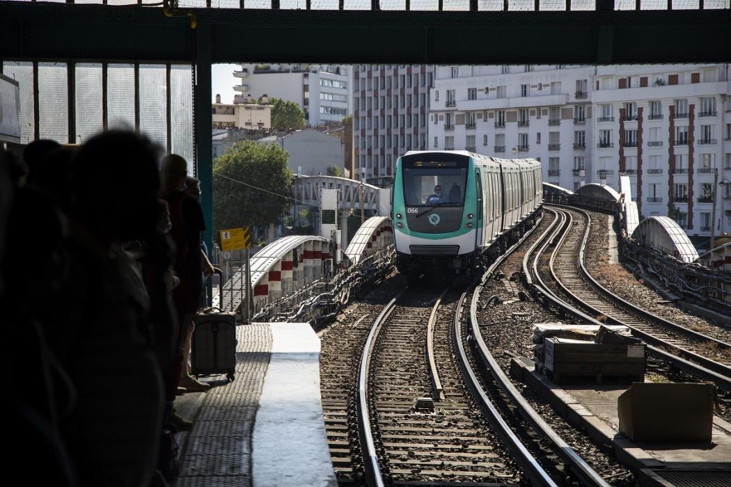 Innaalillahi, 3 Orang Tewas Dilindas Kereta Api saat Berbaring di Atas Rel