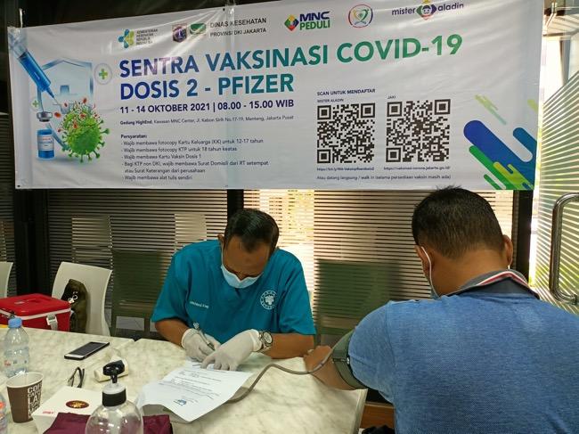 Warga Antusias Disuntik Vaksin Pfizer di Sentra Vaksinasi MNC Peduli