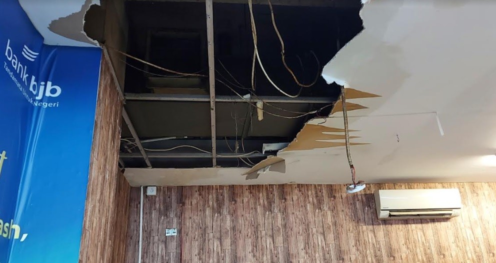 Plafon Gerai Dukcapil Pamulang Square Ambrol, Pelayanan Terganggu karena Listrik Dipadamkan