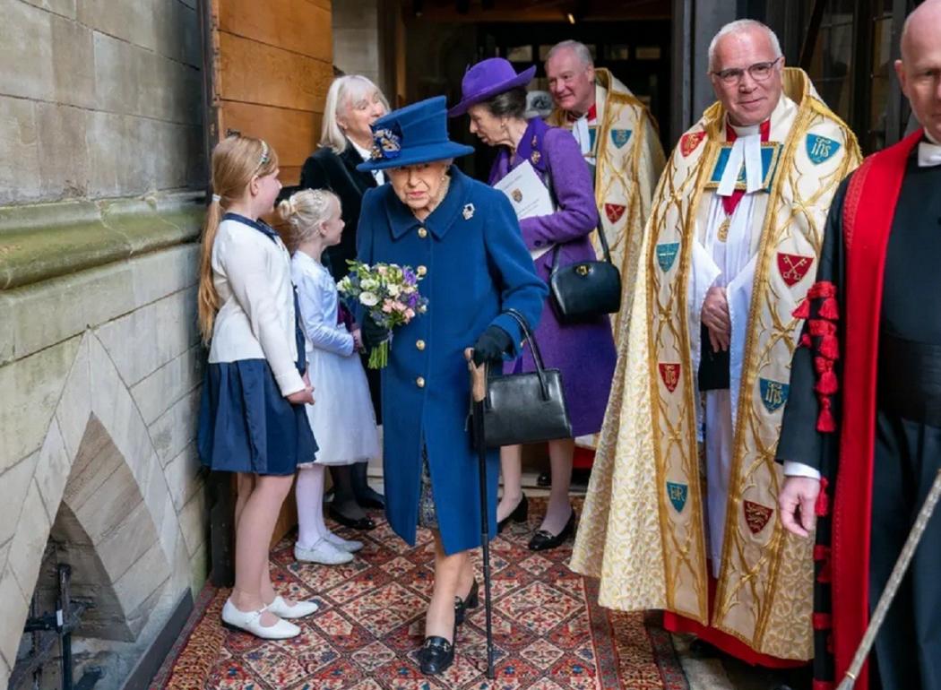 4 Kode Rahasia Ratu Elizabeth lewat Gerakan Tas, Nomor 3 Bikin Was-was