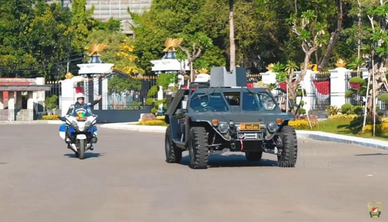 Kendarai Mobil Tempur TNI AD, Youtuber Om Mobi Deg-Degan Disetop Polisi Militer