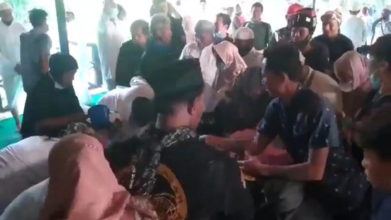 Air Siraman Panjang Keraton Kasepuhan Cirebon Jadi Rebutan, Dipercaya Bawa Berkah