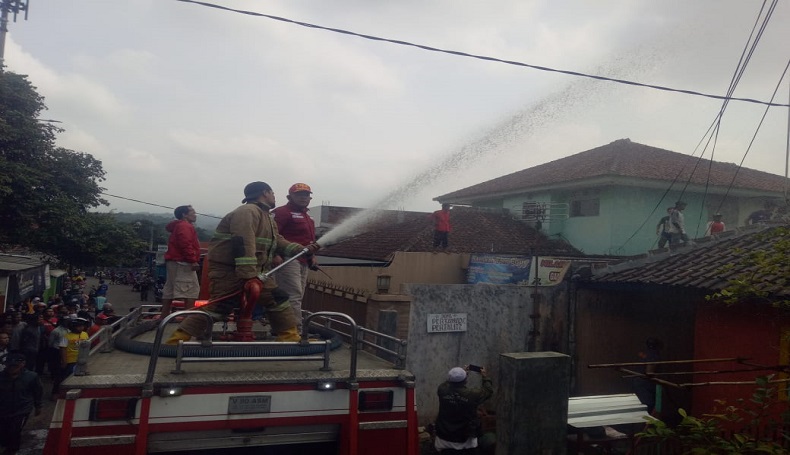 Kios Bensin Eceran di Sukabumi Terbakar, Api Sambar Ibu Rumah Tangga 