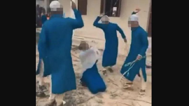 Ketahuan Minum Alkohol, Siswi Berjilbab Dihukum Cambuk depan Ayah