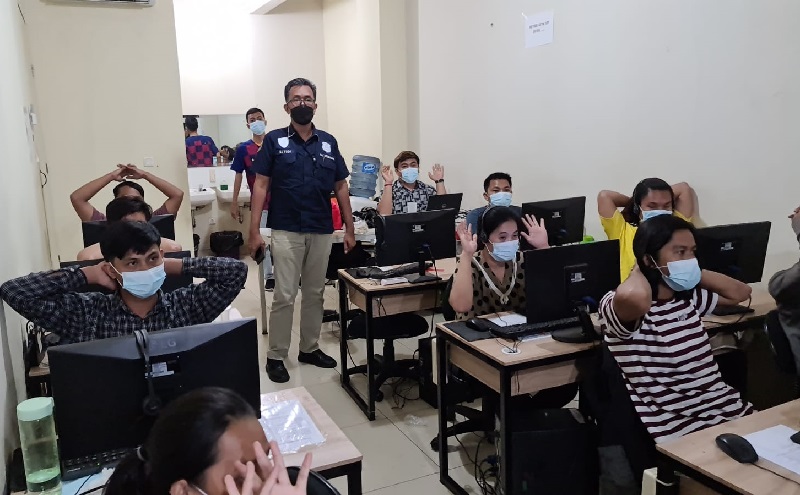Polres Metro Jakpus Gerebek Sindikat Pinjol di Jakbar, Puluhan Karyawan Diamankan