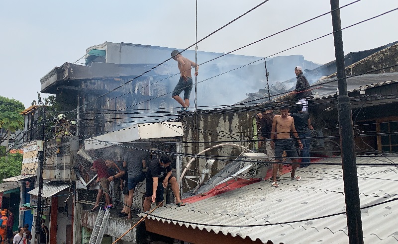 Warung Soto di Sawah Besar Terbakar, 2 Korban Dilarikan ke RS