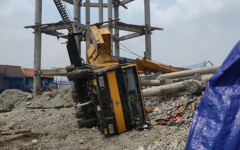 Backhoe Jatuh Timpa Rumah Warga di Depok, Petugas Gabungan Cari Korban