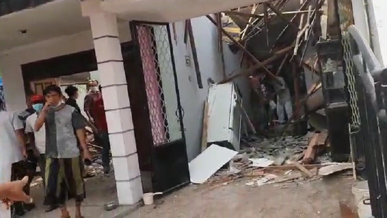 Crane Jatuh di Depok, Tiga Warga Terluka Dua Rumah Rusak