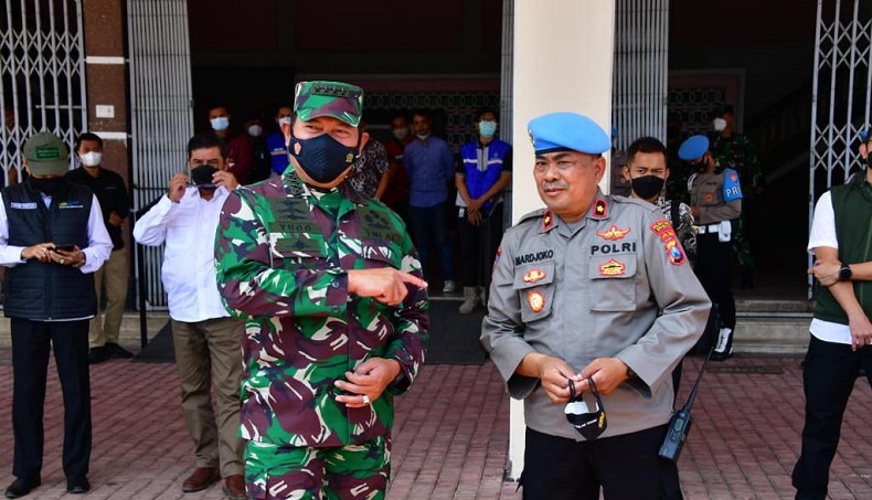 Tinjau Vaksinasi Covid-19 di Surabaya, KSAL Reuni Dadakan dengan Teman Sekelas