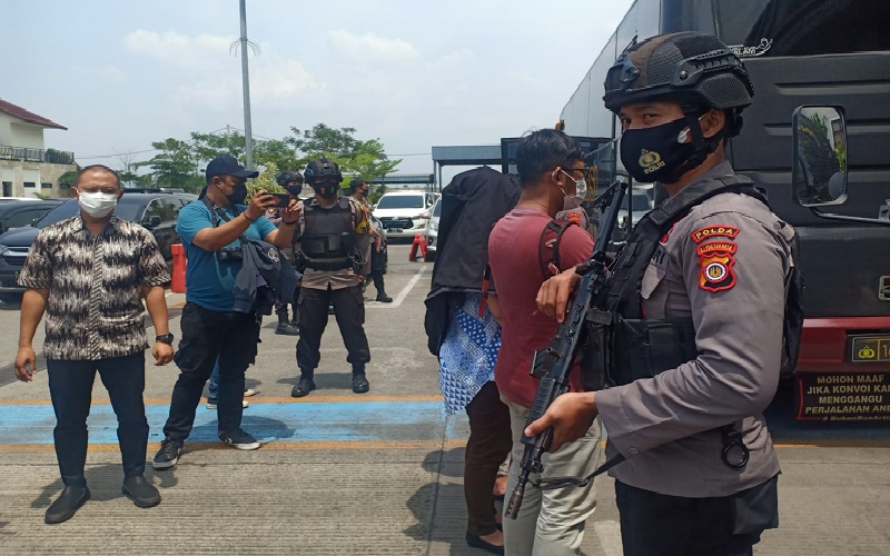 83 Kolektor Pinjol Ilegal Dibawa ke Polda Jabar, Dikawal Brimob Bersenjata Laras Panjang