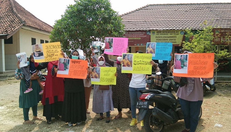 Puluhan Korban Penipuan Arisan Online Geruduk Rumah Guru di Bekasi