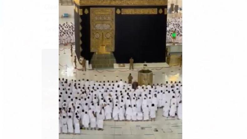 Begini Penampakan Sholat Subuh di Masjidil Haram Setelah Jaga Jarak Dicabut
