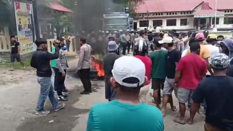 Warga Geruduk Polres Halmahera Tengah, Minta Pemerkosa Siswi SMA Dihukum Mati
