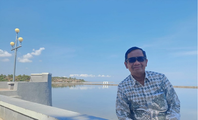 Kunker ke NTT, Mahfud MD Kagum Pemandangan Pantai Lusiana