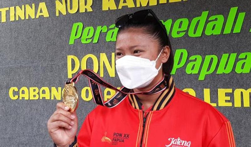 Pulang ke Banyumas, Atlet  Peraih Emas PON Papua Disambut Meriah Diarak Keliling Desa 