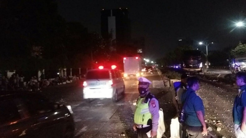 Kecelakaan, Bus Hantam Separator Jalur Bus Transjakarta di Jalan S Parman