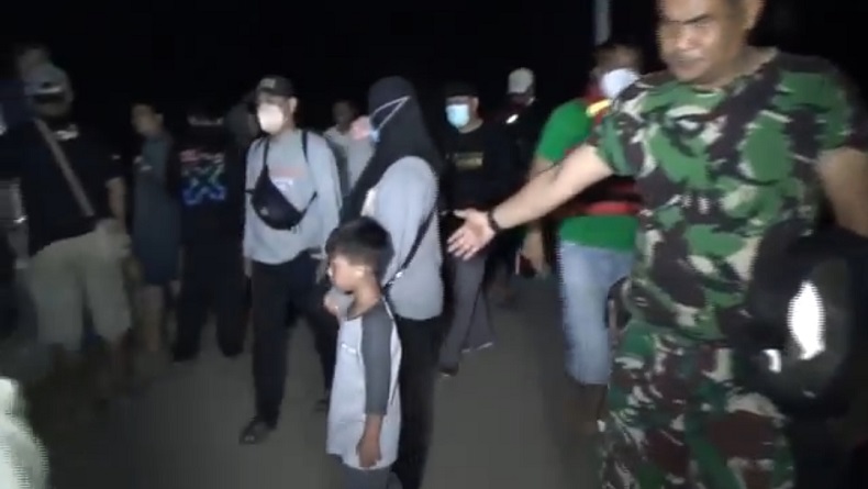 Kronologi 23 Wisatawan 6 Jam Terjebak Eceng Gondok di Tengah Waduk Jatiluhur