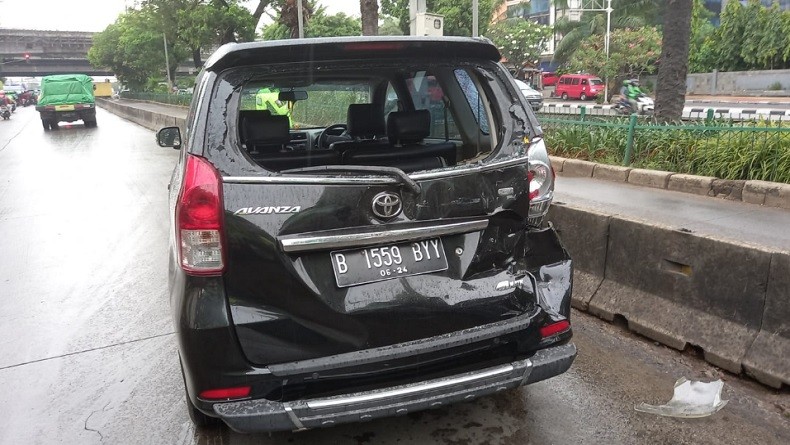 Kecelakaan di Cengkareng, Mobil Avanza Ringsek Ditabrak Truk Kontainer