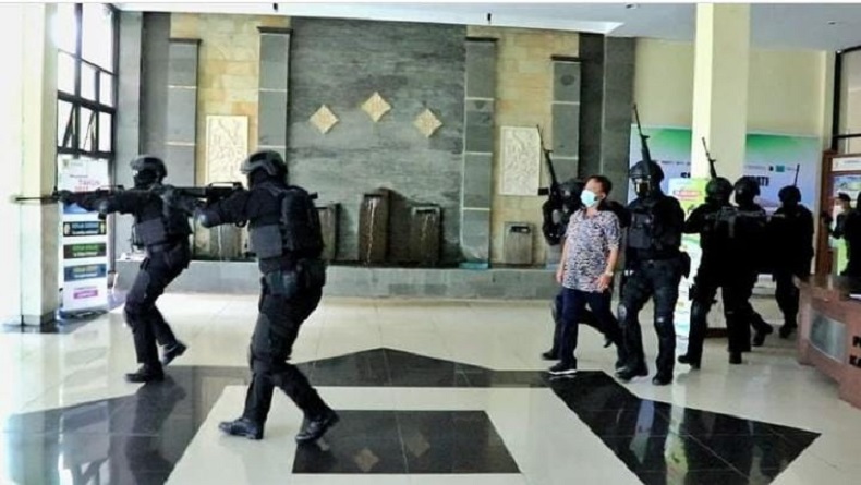 Lumpuhkan Teroris, Begini Aksi Prajurit Brigif Raider 13 Kostrad Selamatkan Sekda Sumedang