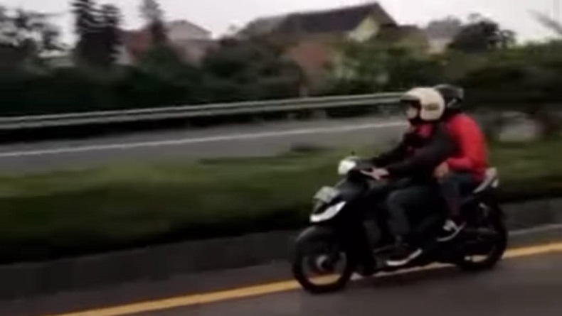 Viral, Gegara Google Maps, Pelajar Boncengan Motor Nyasar Masuk Tol Pasteur Bandung