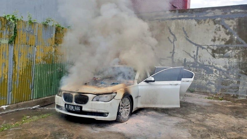 Penampakan Mobil Mewah Terbakar di Sunter, Bagian Depan Hangus
