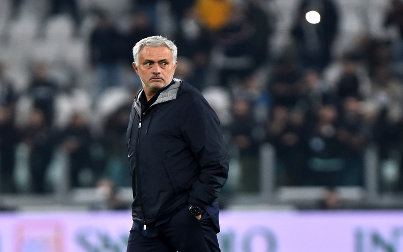Diejek Fans Juventus, Jose Mourinho Balas Tiga Jari