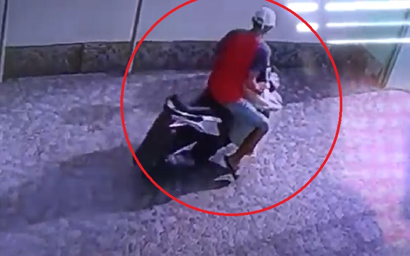 Aksi Pencurian Puluhan Paket COD Milik Kurir Terekam CCTV Masjid