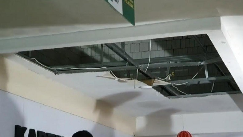 Pasien Kaget Tiba-Tiba Plafon RS Kartika Pulomas Runtuh 