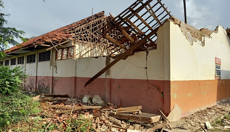 Diduga akibat Fondasi Lapuk, SDN Rengasdengklok Karawang Roboh saat PTM