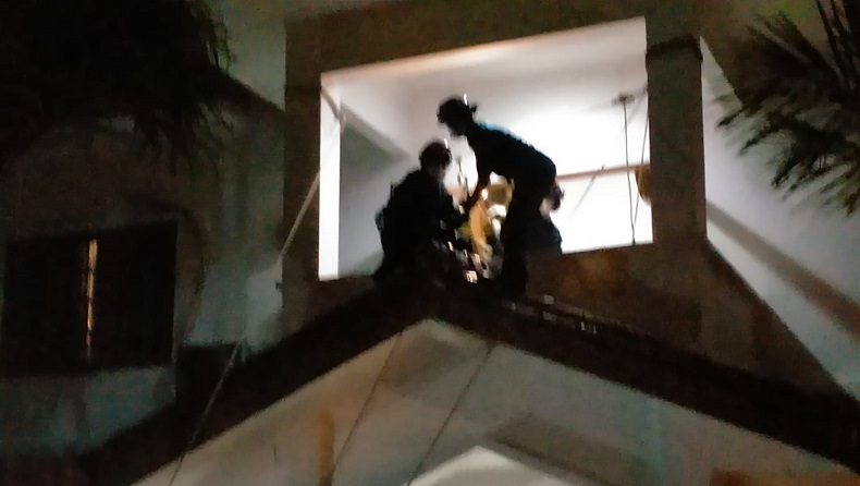 Aksi Heroik Damkar Jakarta Selatan Turunkan Orang Sakit dari Lantai 2