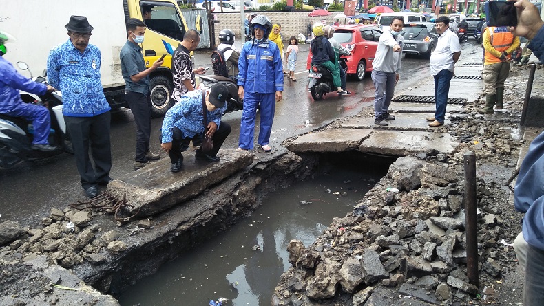 Drainase Penuh Sampah dan Lumpur, Pantasan Pasar Panorama Lembang Kebanjiran
