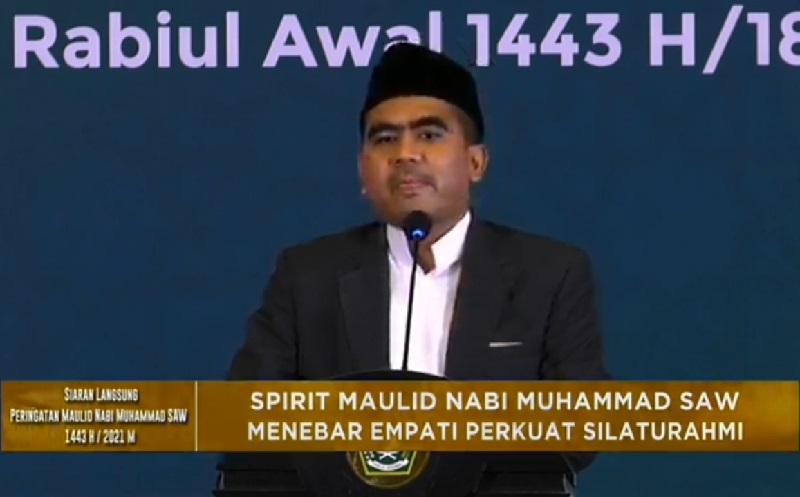 Jokowi-Ma'ruf Amin Bikin Putra KH Maimoen Zubair Tak Malu Pakai Sarung saat Naik Pesawat