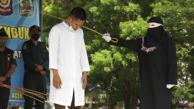 Terpidana Kasus Zina Terhadap Anak di Aceh Timur Dicambuk 100 Kali