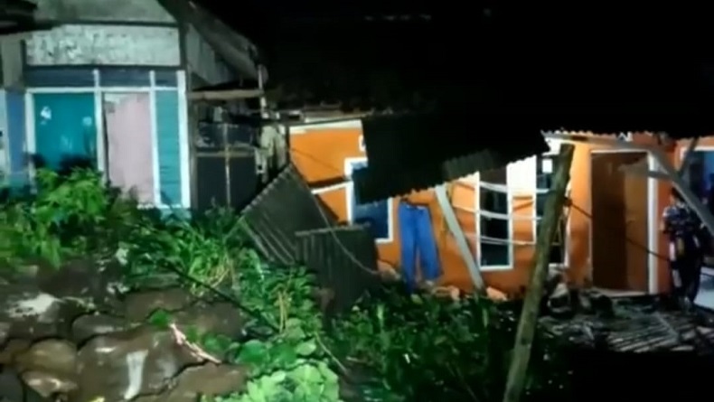 Diterjang Hujan Deras dan Angin Kencang, Tebing 20 Meter Longsor di Lembang KBB