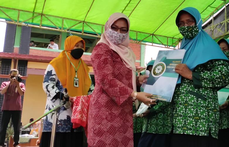  Kisah Inspiratif Nenek Sadiyem, Semangat Belajar Baca Alif Ba Ta hingga Khatam Alquran