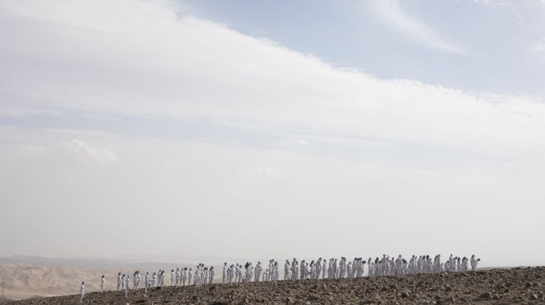 Ratusan Laki-Laki dan Perempuan Telanjang di Gurun Israel, Ada Apa?
