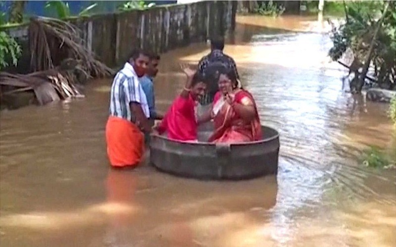 Viral Pasangan Pengantin Naik Panci Besar ke Lokasi Perkawinan gegara Banjir
