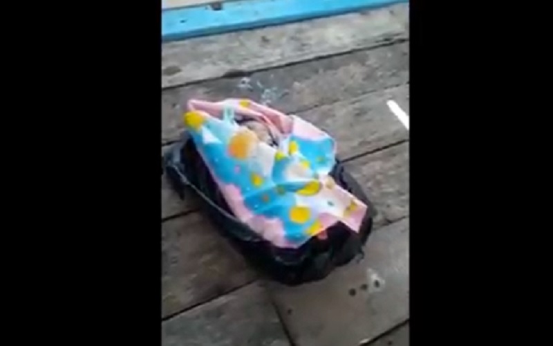 Geger Penemuan Bayi di Depan Masjid Lengkap dengan Peralatan Pemakaman