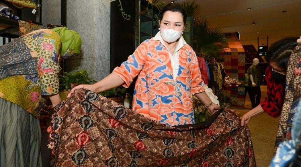Yanti Airlangga: Mari Kita Dukung Generasi Bangga Batik