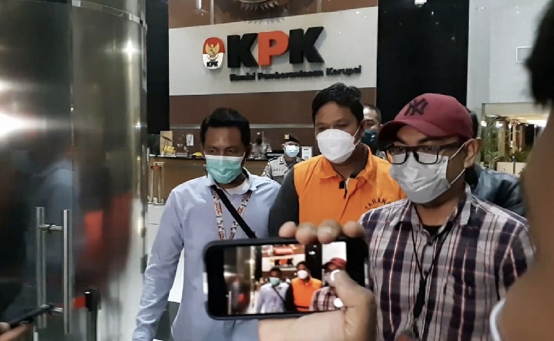 Ini Penampakan Bupati Kuansing Riau Pakai Rompi Tahanan KPK