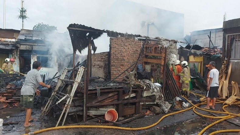 Enam Rumah Terbakar di Grogol Petamburan, Pemadaman Api Libatkan 14 Mobil Damkar