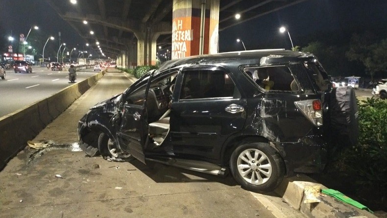 Kecelakaan di Jalan Ahmad Yani Cempaka Putih, Mobil Terios Hitam Rusak Parah