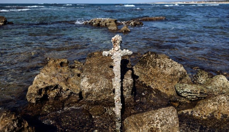 Iseng Menyelam, Pria Ini Temukan Pedang Peninggalan Perang Salib Berusia 900 Tahun