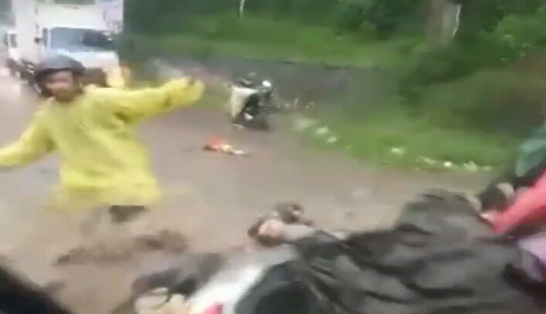 Viral Pemotor Terseret Banjir di Lembang KBB, Netizen Soroti Penumpang Mobil yang Diam
