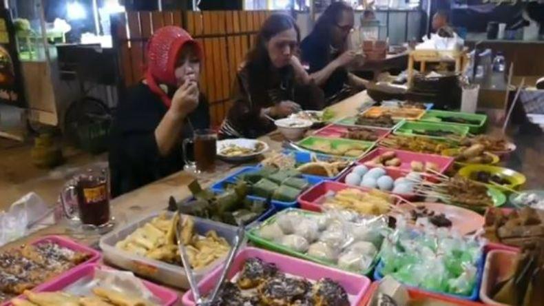 Wedangan Bung Klithik, Destinasi Kuliner di Solo Sejak Tahun 1970 