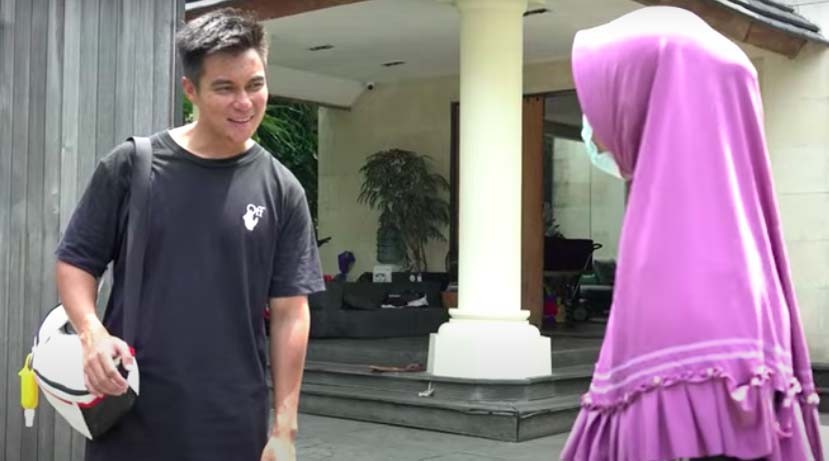 Ibu Hamil Menangis sambil Berlutut di Depan Rumah Baim Wong, Ada Apa Ya?