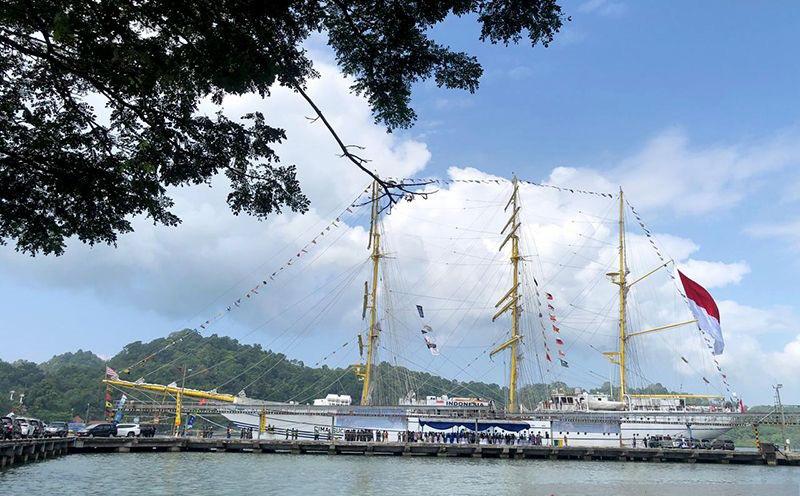  KRI Bima Suci Bersandar di Pelabuhan Tanjung Intan, Bupati Cilacap: Ini Peristiwa Langka