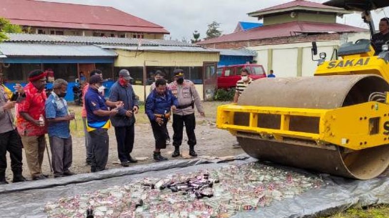 Seribuan Botol Miras Selundupan Dimusnahkan, Polisi Selidiki Pemasok ke Jayawijaya